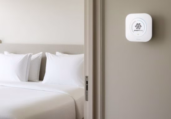SmartHive otimiza automaticamente o consumo energético dos quartos e outras áreas, reduzindo custos e aumentando a eficiência sem afetar o conforto do hóspede.