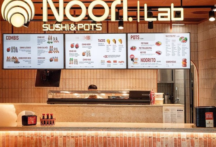 Menu boards digitais Noori Sushi com solução W4M Menu boards digitais no restaurante Noori Sushi, solução W4M para gestão de menus