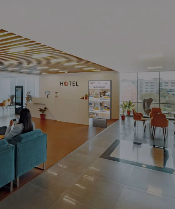 Sinalética digital W4M em hotel, utilizada para comunicação com hóspedes e gestão de informação em tempo real