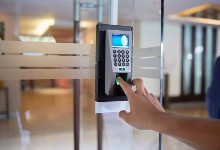 Controlo de acessos RFID e biométrico W4M Solução de controlo de acessos RFID ou biométrico da W4M para edifícios e empresas